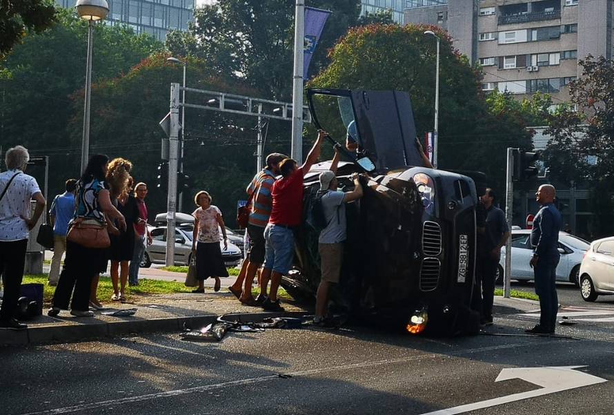 BMW završio na boku, građani izvlačili vozača i ženu iz auta