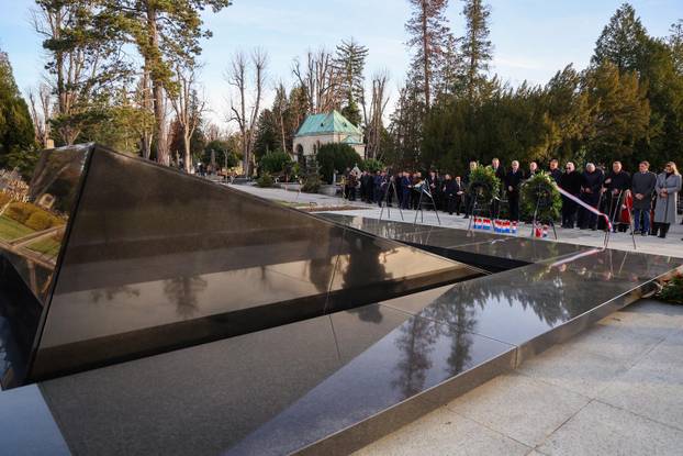 Zagreb: Izaslanstvo HDZ-a položilo cvijeće povodom 26. godišnjice smrti dr. Franje Tuđmana