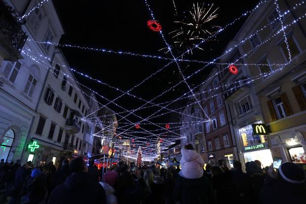 Rijeka: Na Korzu je uz vatromet upaljena blagdanska rasvjeta