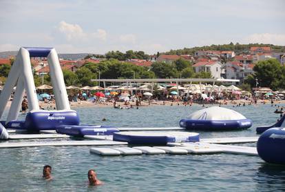 FOTO Plaža u Brodarici je krcata kupačima:  Toplinski val bliži se kraju, pogledajte ljetne prizore