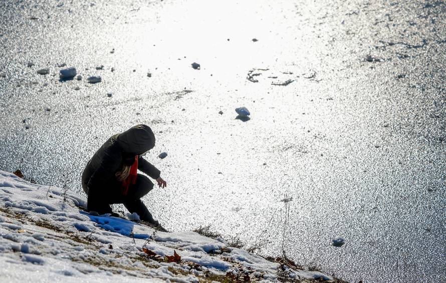 Zagreb: Sunčani ali prohladni dan na jezeru Jarun