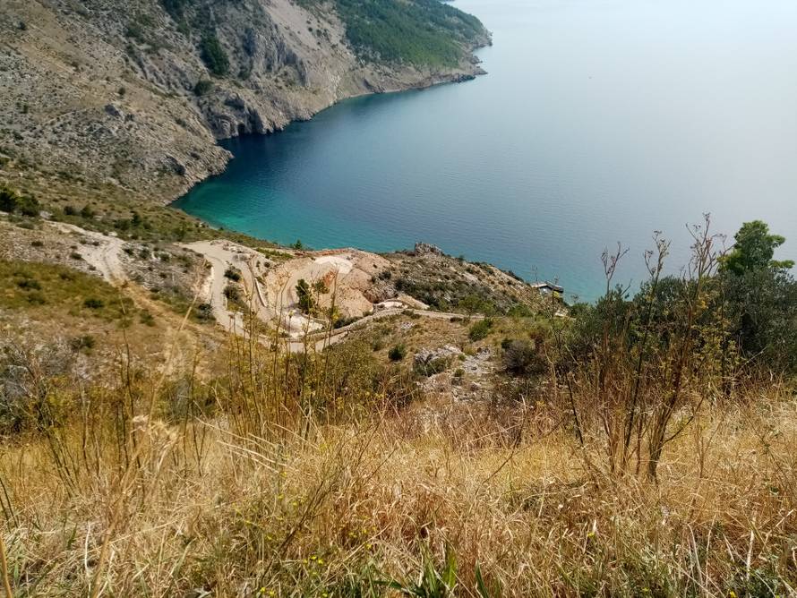 Bageri Inspektorata napokon stižu u Vruju! Pogledajte što će sve porušiti u prekrasnoj uvali