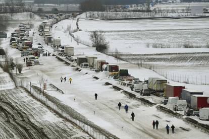 Busevi s hrvatskim učenicima stigli su iz Mađarske u Zagreb