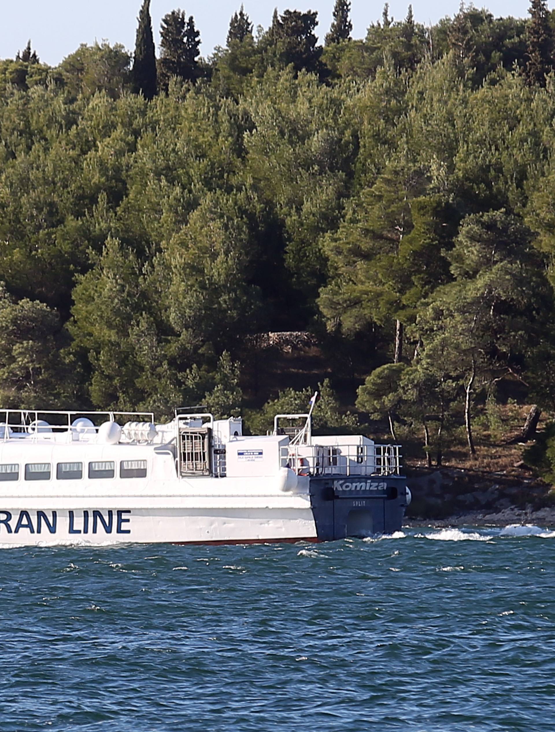 Å ibenik: Dolazak oÅ¡teÄenog katamarana KomiÅ¾a u remontno brodogradiliÅ¡te