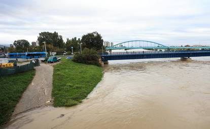 FOTO Sava se izlila iz korita u Zagrebu, Kupa raste i stvara nemile probleme u Karlovcu