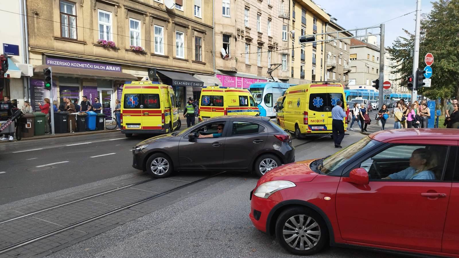 VIDEO Krš i lom u centru grada: 'Odjeknulo je poput bombe, u izlog se zabio u punoj brzini'