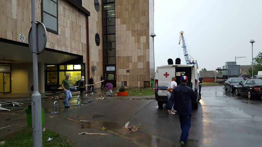 Kaos u Osijeku: Bolnica ostala bez krova, hitno selili pacijente