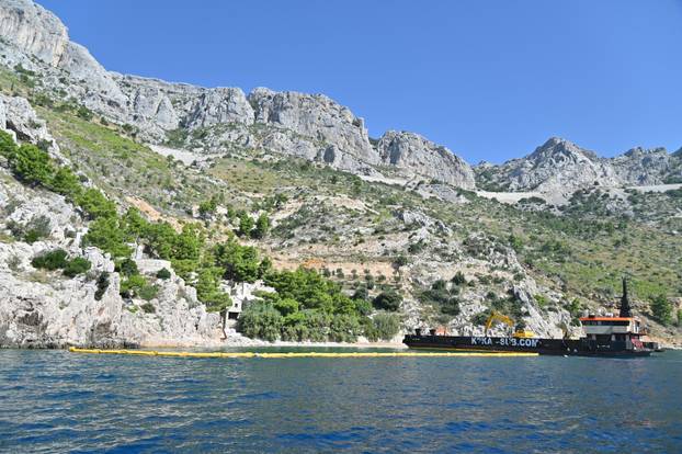 Nastavlja se rušenje bespravno izgrađenih objekata u uvali Vruja