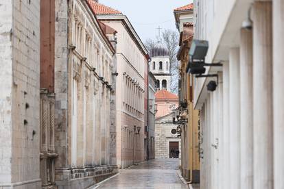 Prazne zadarske ulice zbog jakog vjetra i kiše ovu nedjelju