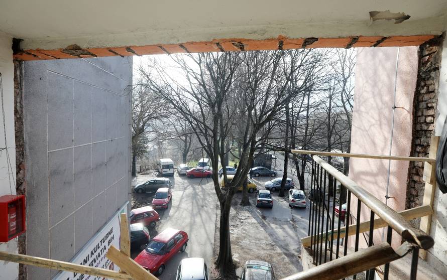 U Kninu se urušio dio stambene zgrade na trgu Oluje