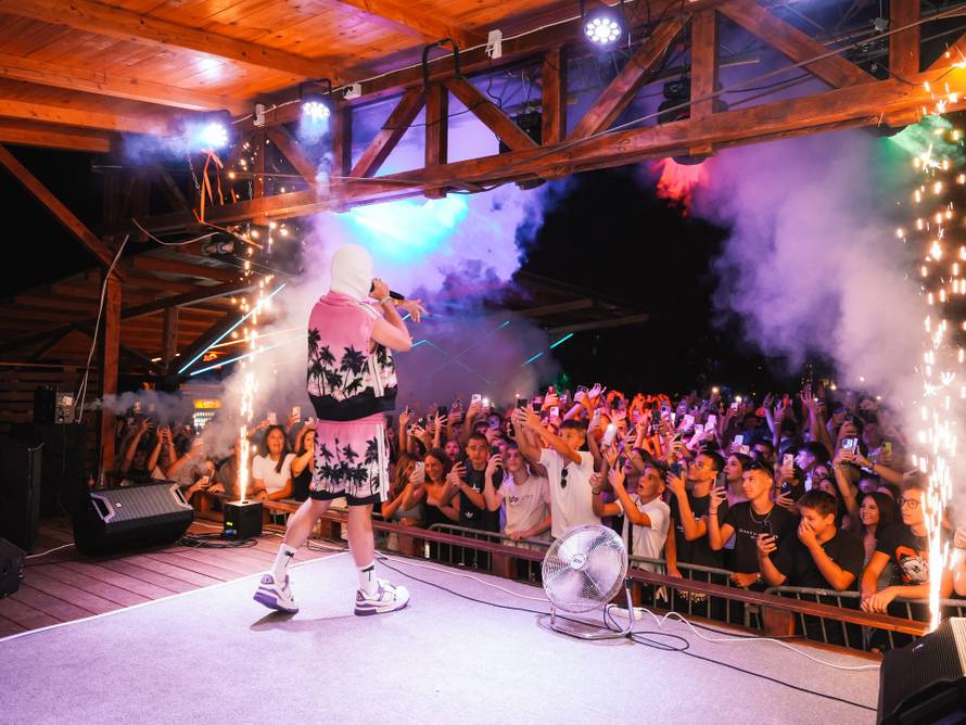 Mladi iz Dalmacije navalili su u Vodice na veliki koncert Devita: 'Osjetim da će nešto postati hit'