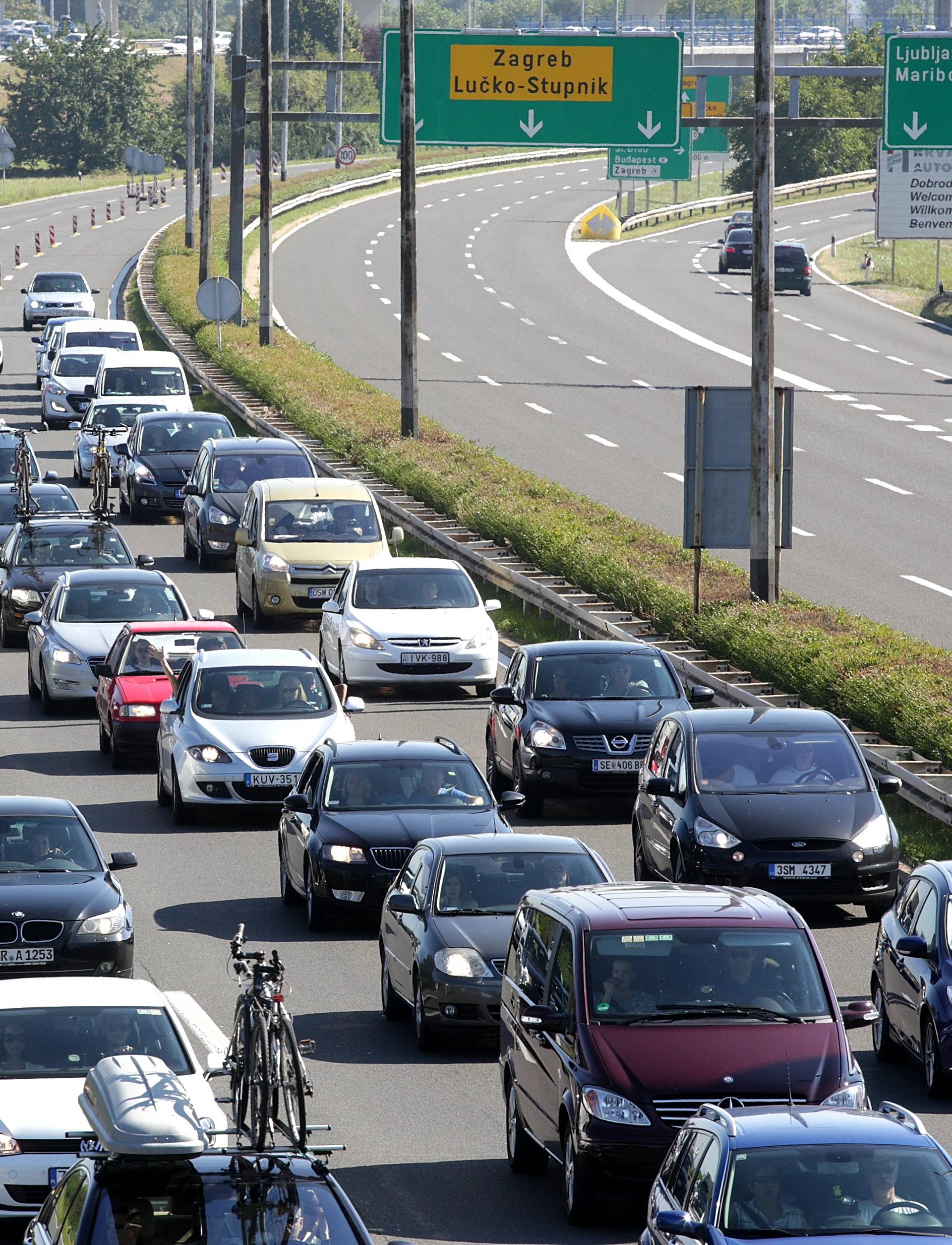 Kolona pred Sv. Rokom čak 29 km, pred naplatom Lučko 9 km