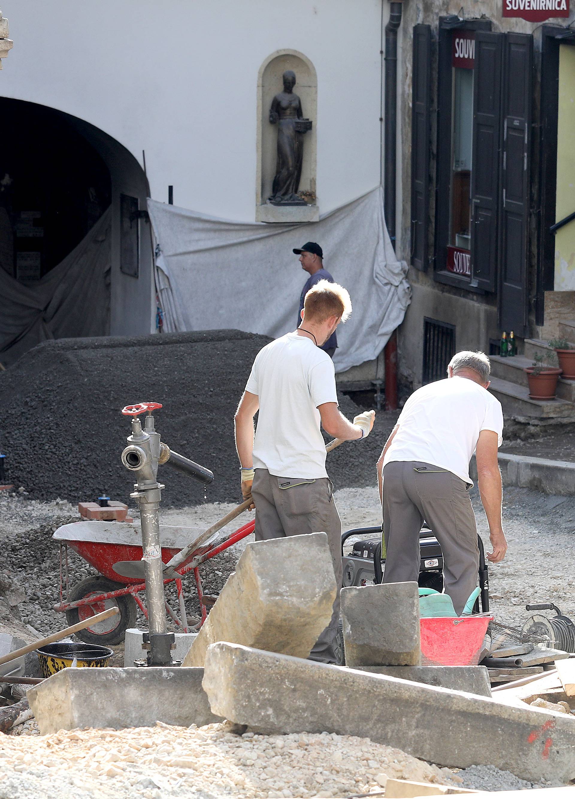 Zagreb: Raskomadan Nelsonov lanac na Kamenitim vratima