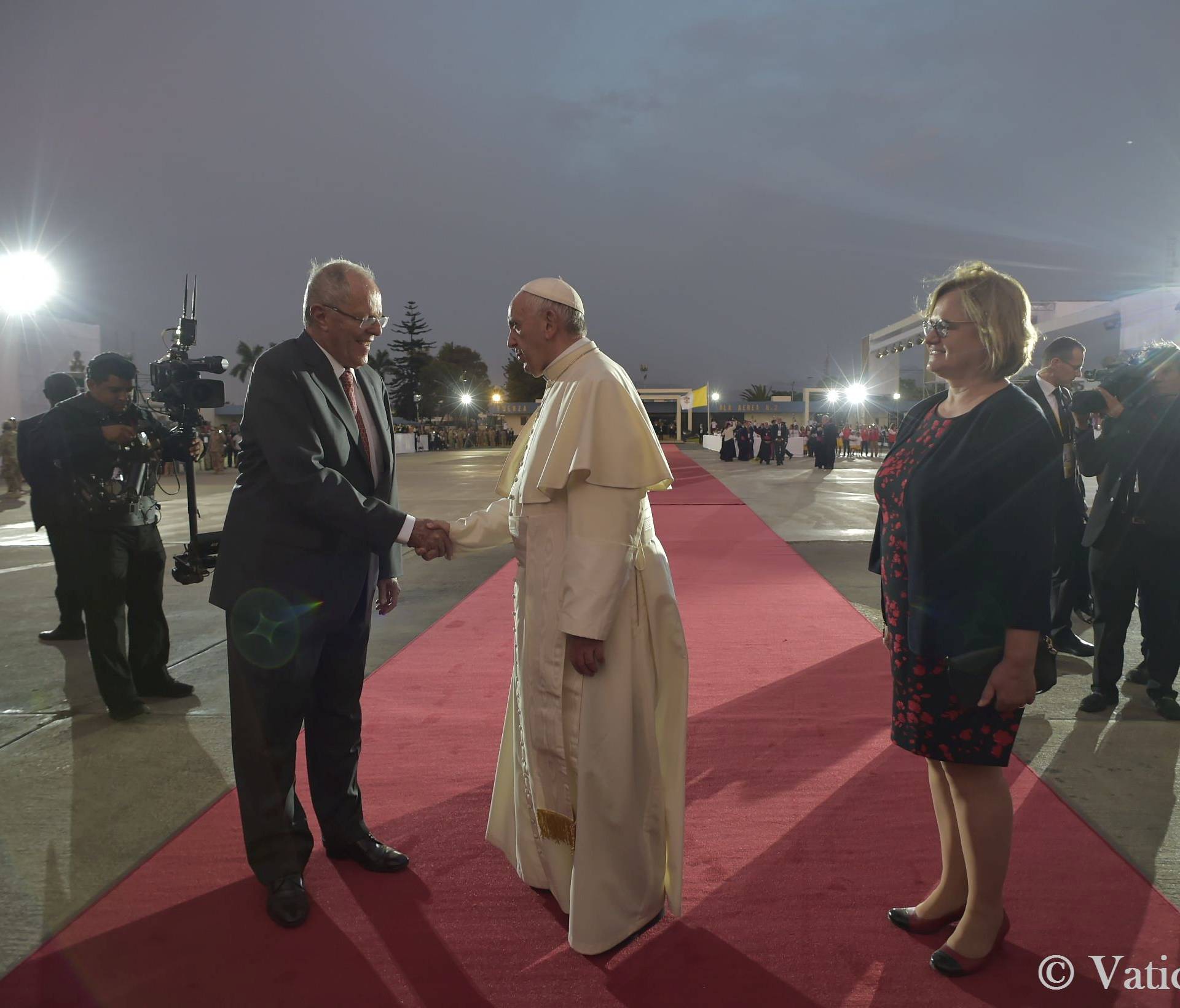Pope Francis shakes hands with Peru's President Pedro Pablo Kuczynski during a farewell ceremony at Lima's airport before departing Lima