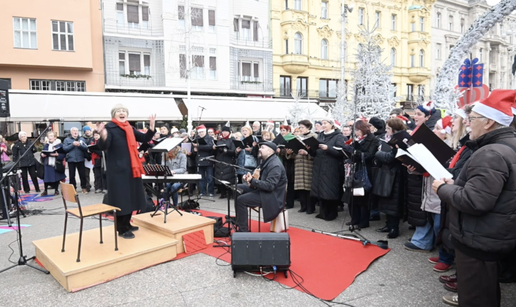 Ovako su Hrvati diljem zemlje proslavili Badnjak: U Zagrebu se pjevalo, u Puli dijelili rižoto