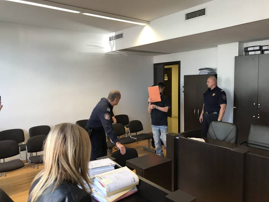 'Uhvatio me rukama oko vrata, vidjela sam odsjaj oštrice noža'