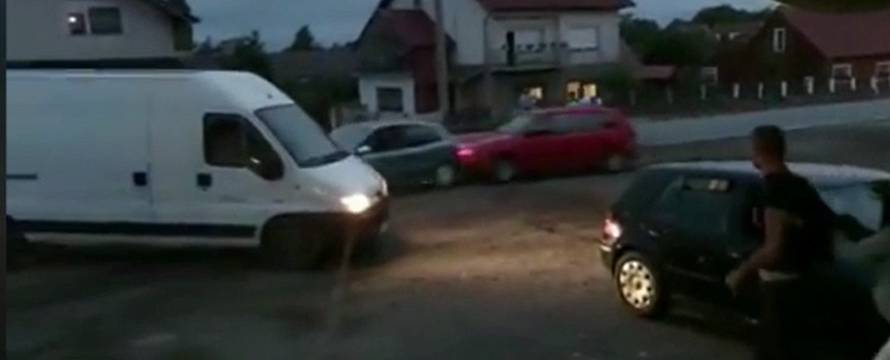 Snimka kaosa kod Požege: Prvo su se mlatili u kafiću pa su izašli van i sudarali se automobilima!