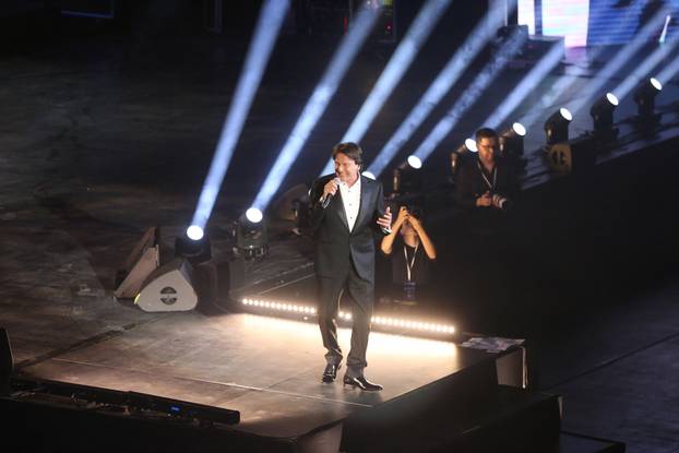 Beograd: Nastup Zdravka Čolića u pratnji Simfonijskog orkestra na svečanom otvorenju  Plave dvorane Sava Centra 