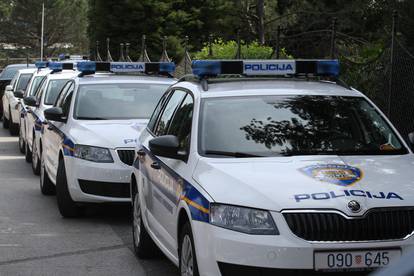 Mladoženja i kum na momačkoj skakali po policijskom autu