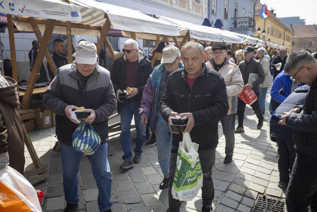 Osijek: Tradicionalna podjela blagdanskog fiš paprikaša na Trgu Svetog Trojstva