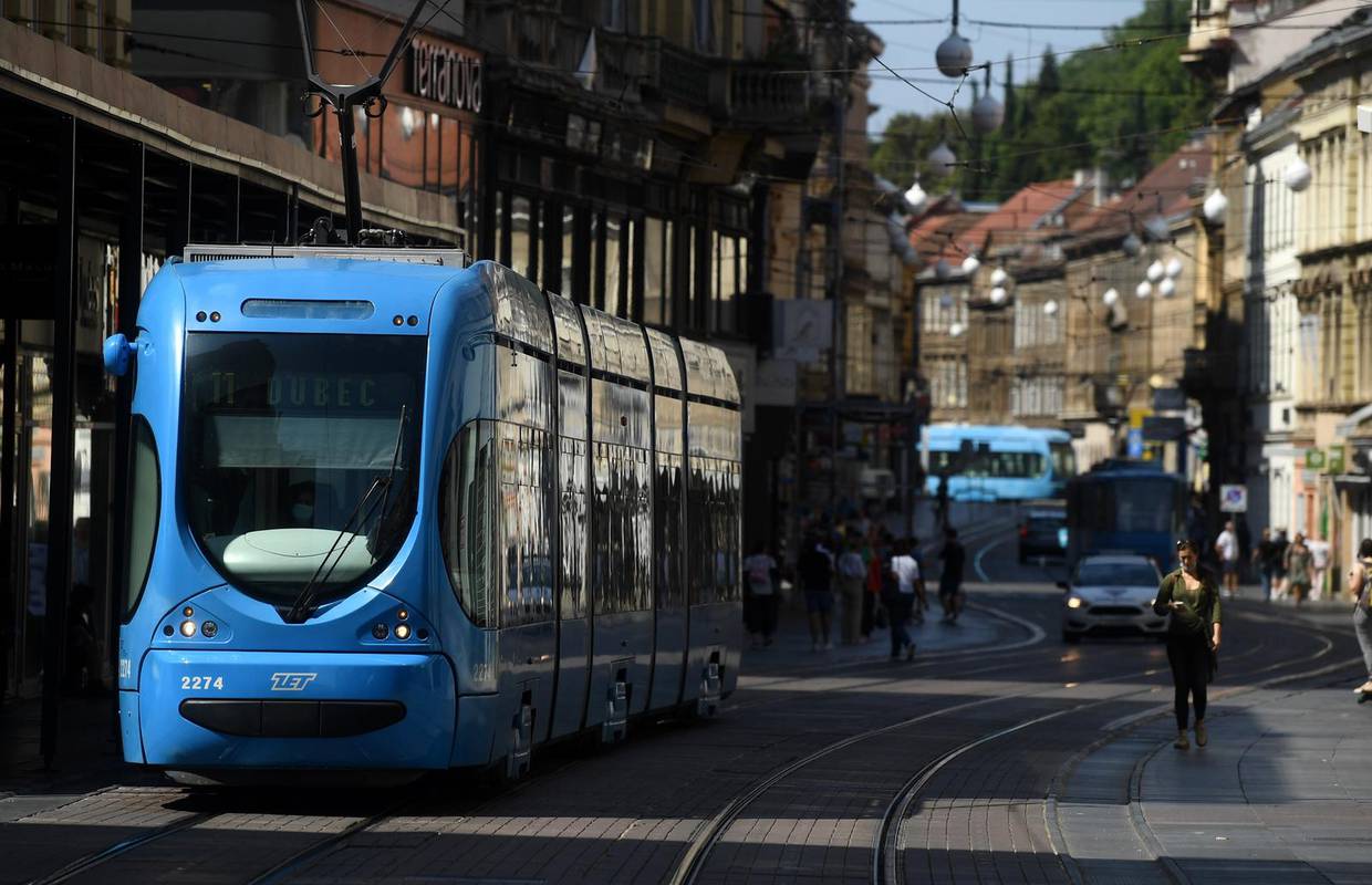 U centru Zagreba propucao je stakla na tri tramvaja i staklo na stajalištu. Priveli su ga