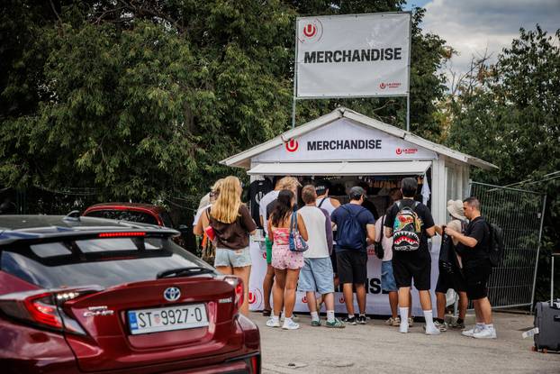 Split : Pred ulazom na Ultra Europe festival stvaraju se gužve za preuzimanje narukvica