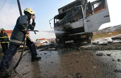 Zadar: Požar iz kontejnera zahvatio i uništio kamion