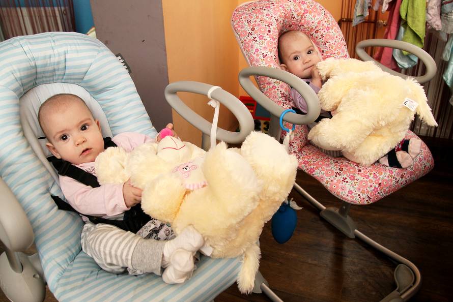 Sijamske blizanke iz Virovitice već govore i  stalno zovu tatu!