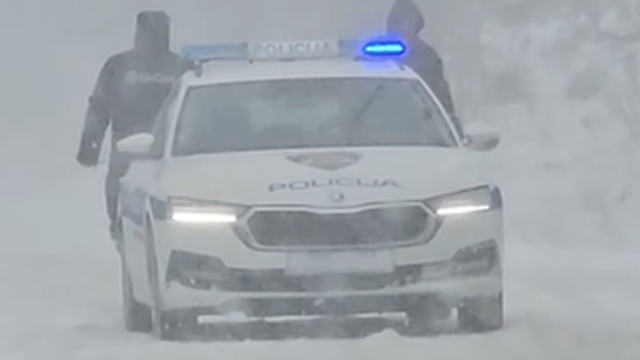 VIDEO Policajci zapeli u mećavi na Platku, morali pogurati auto