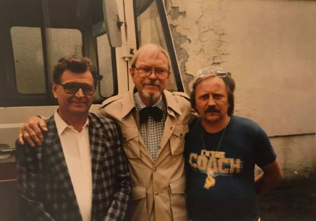 Glumac Vladimir Puhalo (desno) koji je posudivao glas Zekoslavu Mrkvi, u sredini Chuck Jones, jedan od autora i animatora Zekoslava Mrkve