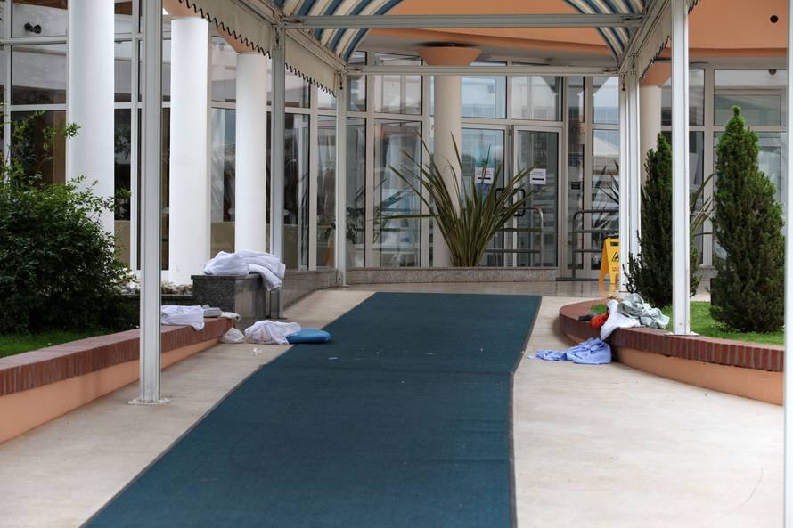 Pred turistima: Upucao dvoje ispred hotela, bježi u BMW-u