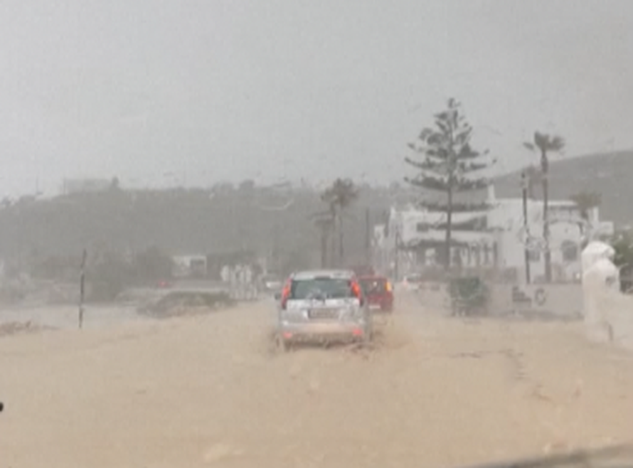 VIDEO Strašna oluja u Grčkoj: Bujice nosile vozila, evakuirali ljude. I za utorak crveni alarm
