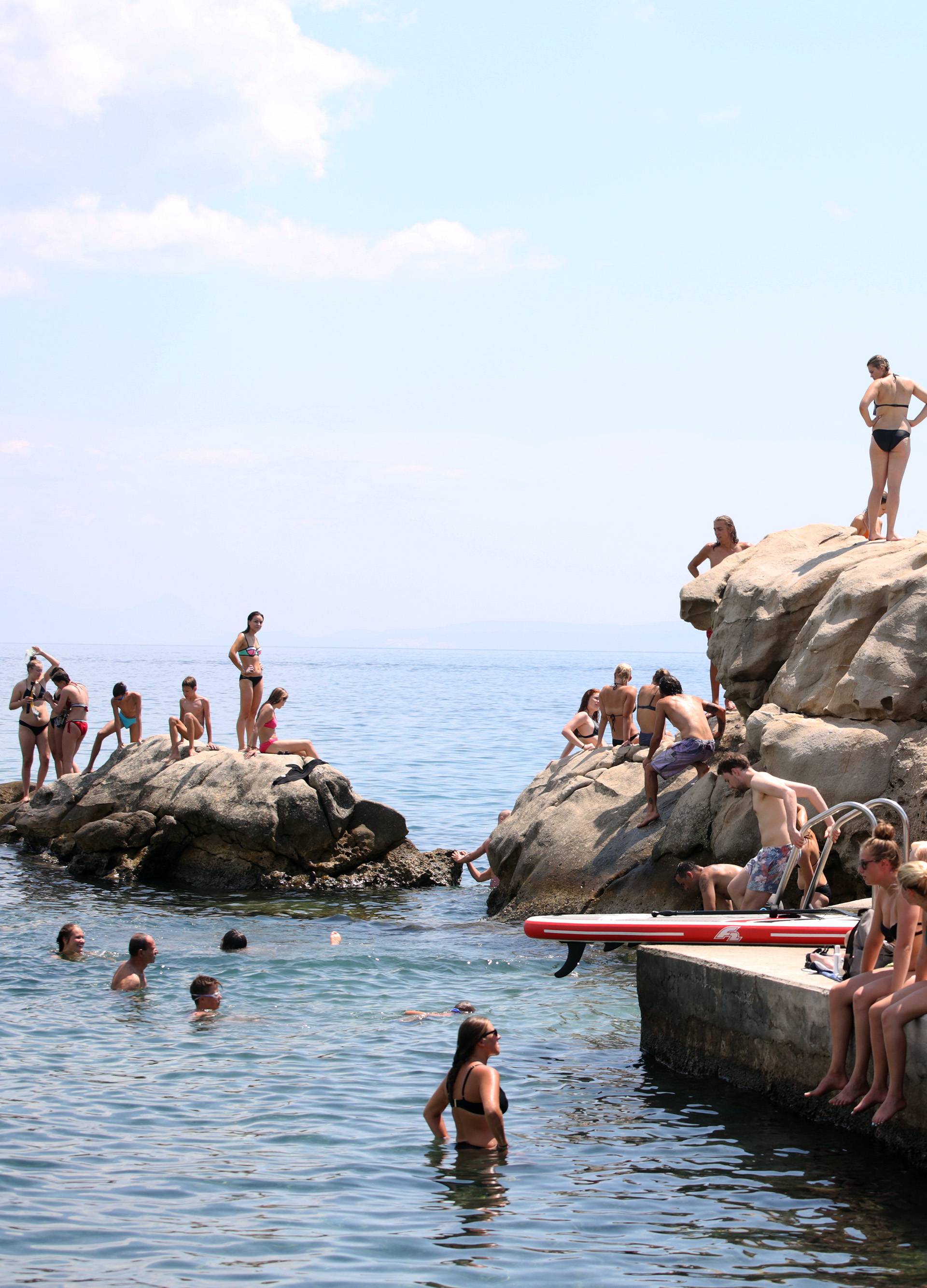 Split: Turisti preplavili plaÅ¾u BaÄvice traÅ¾eÄi osvjeÅ¾enje