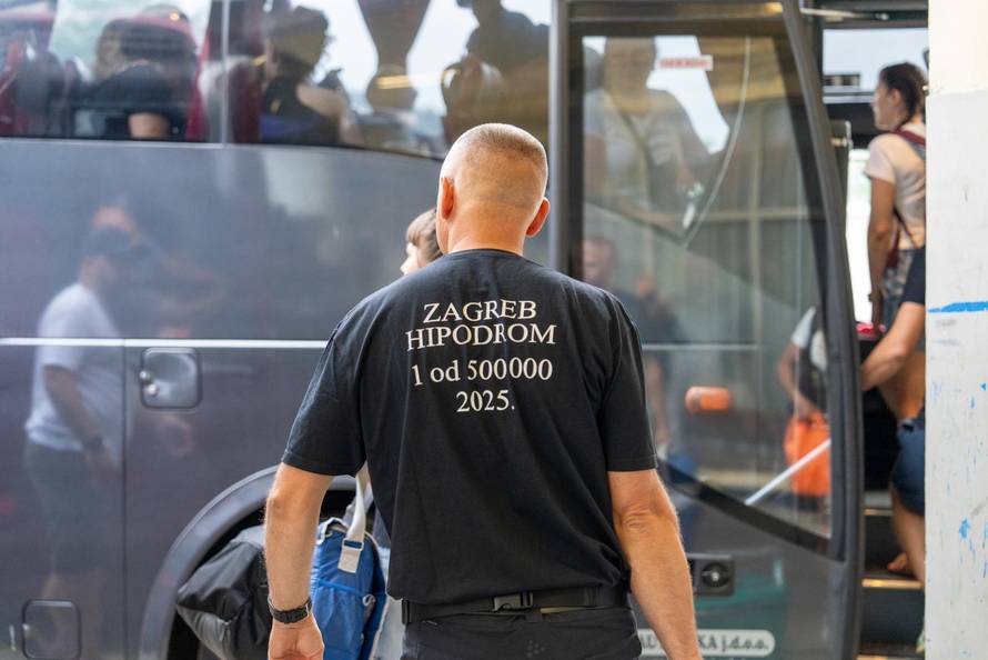 Iz Otočca krenuli autobusi na koncert Marka Perkovića Thompsona