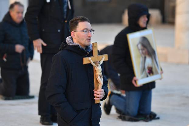 Sibenik: Molitelji krunice sveke prve subote na gardskom trgu