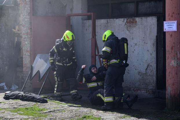 Zagreb: Demonstracija suradnje vatrogasne postrojbe i robotskog psa Unitree Go2 