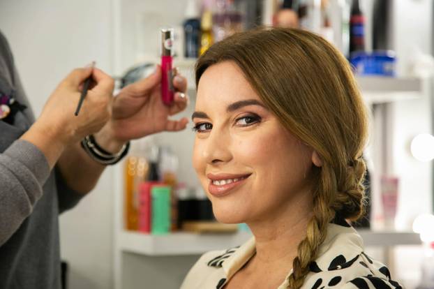 Nives u seriji igra djevicu Nenu: Zakopčana do grla šokirala sve!