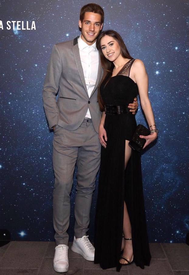 FOTO 'Vatreni' nosi njenu fotku na svakoj utakmici. Prohodali su kao tinejdžeri i isti dan slave