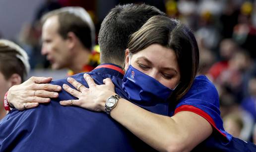 Nikola Karabatić nakon pobjede zagrlio suprugu na tribinama