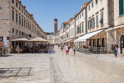 Ljetu se bliži kraj: U Dubrovniku su ulice i kafići potpuno prazni