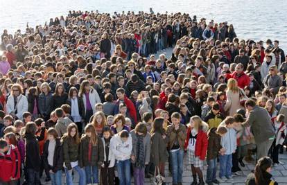 Zadar: Tisuću je učenika formiralo najveću lulu mira