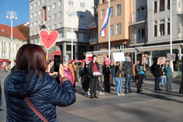 Zagreb: Molitelji krunice na Trgu bana Jelačića