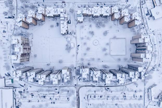 Pogled iz zraka na Sarajevo u potpunosti prekriveno snijegom