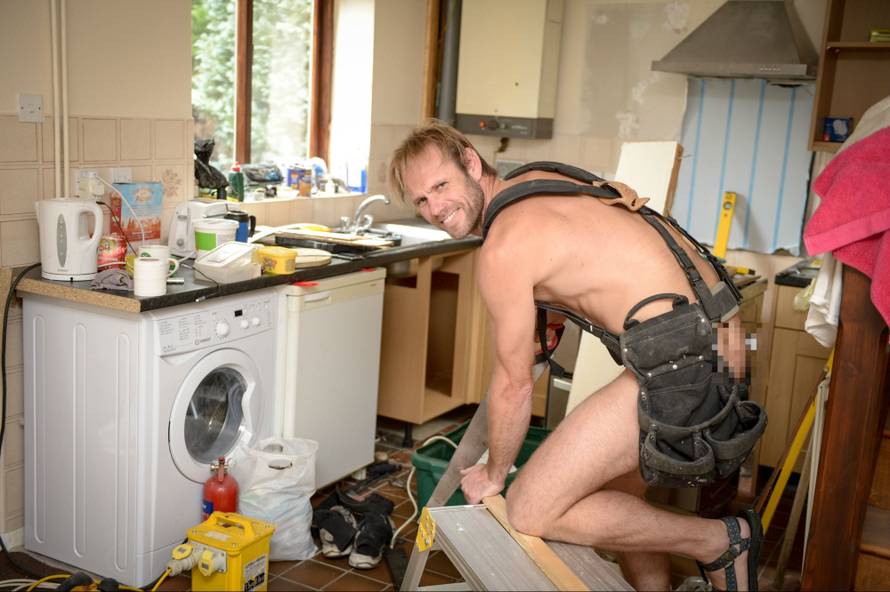 Susjedi na rubu očaja: Obnavlja svoju kuću, ali je - potpuno gol!