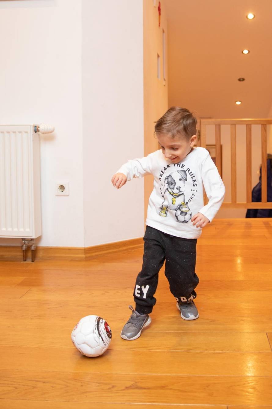 Nevio je krenuo u školu: Imam osam godina i osam kilograma