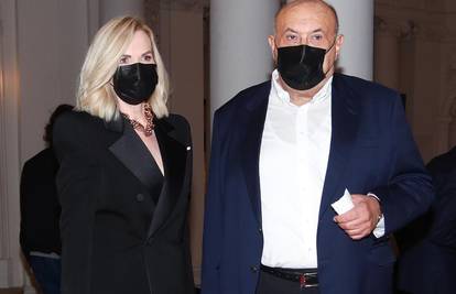 Jadranka i Čedo s maskama na licu privlačili pozornost gostiju
