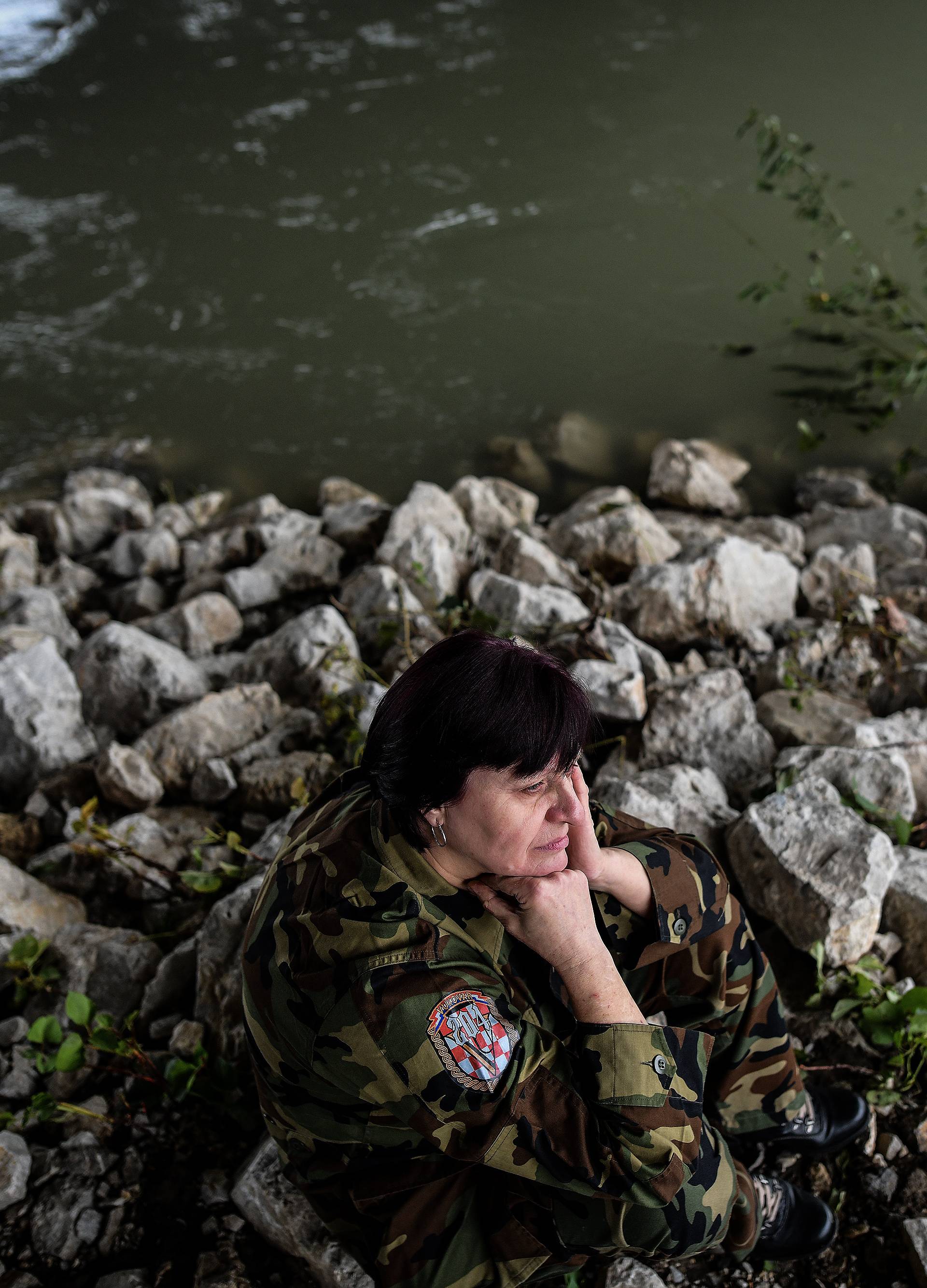 'Ruke su mi bile pune krvi.  Čim bi zaklopila oči jednom suborcu  već bi me zvao drugi ranjeni... '