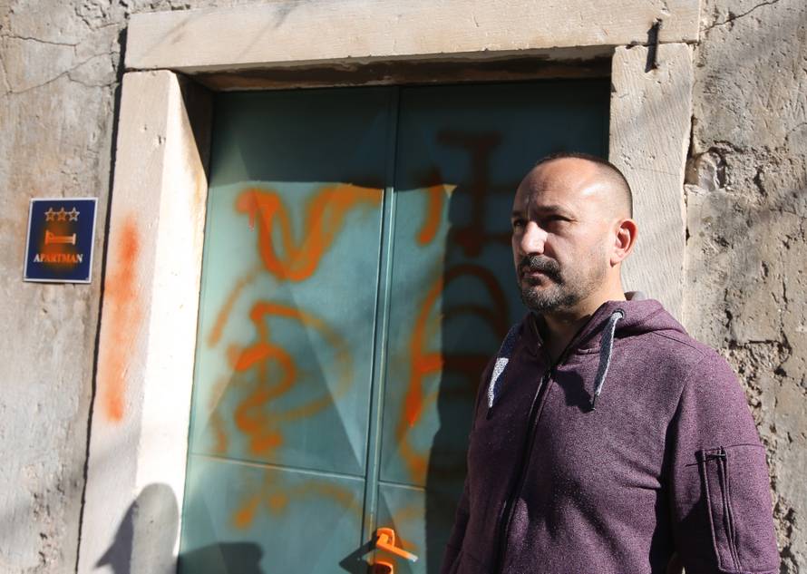 Zekanoviću nacrtali svastike na kući: 'Majci mi je pozlilo...'