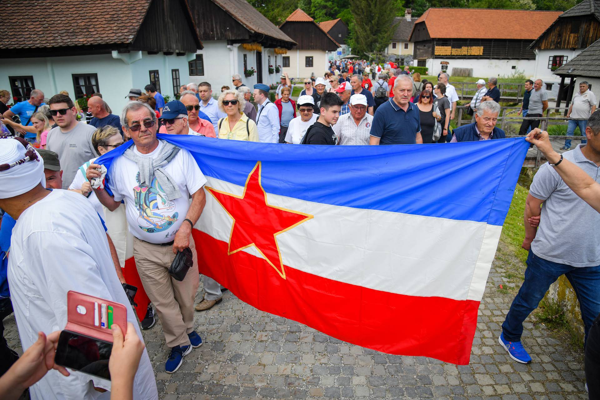 Kumrovec: Ljubitelji Josipa Broza Tita okupili su se ispred njegove rodne kuće kako bi proslavili 130. rođendan