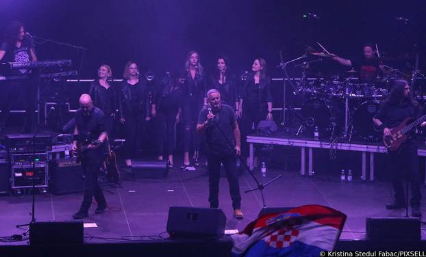 Koncert: Tisuće ljudi okupljeno na koncertu Thompsona u dvorani Mladost